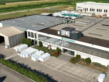 Das Familienunternehmen Isolgomma nutzt patentierte Verfahren zur Aufbereitung und emissionsfreien Fertigung am Firmensitz in der Nähe von Vicenza, Italien. Drone view of the Isolgomma headquarters near Vicenza, Italy, featuring warehouses.