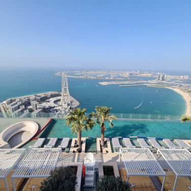 Suspension de piscine dans la propriété Address Residences Jumeirah Resort + Spa