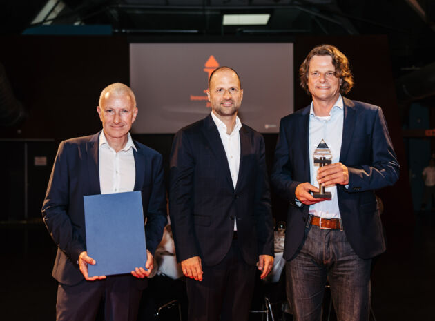 Jürgen Rainalter et Harald Loy ont accepté le prix au nom de toute l'équipe du projet. © Sams