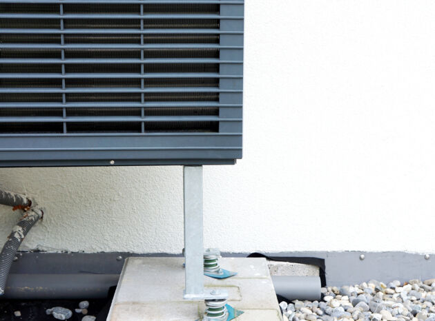 Bearing of a heat pump, outdoor unit