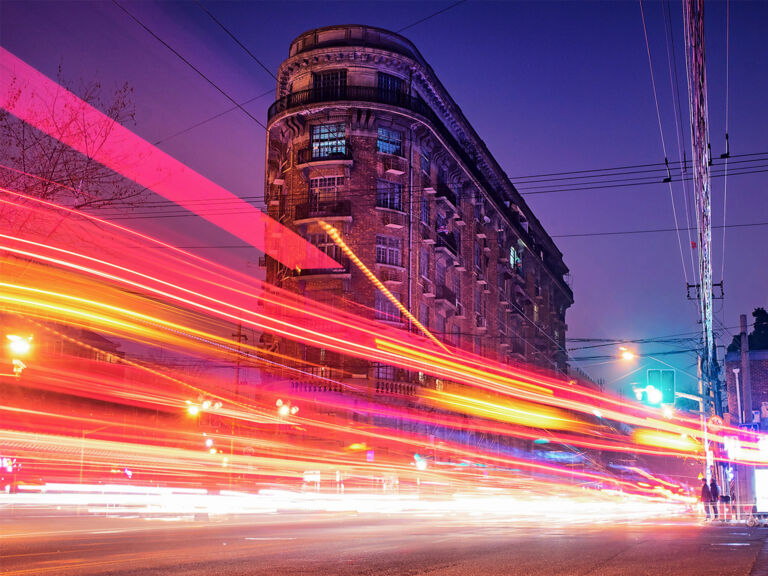 Verkehr Lichter vor Gebäude